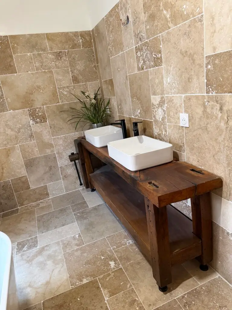 Salle de bain rénovée à Malesherbes : meuble vasque en bois massif et pierre naturelle