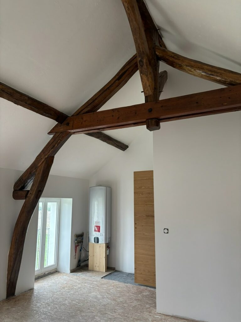 Pièce aménagée sous charpente apparente à Malesherbes