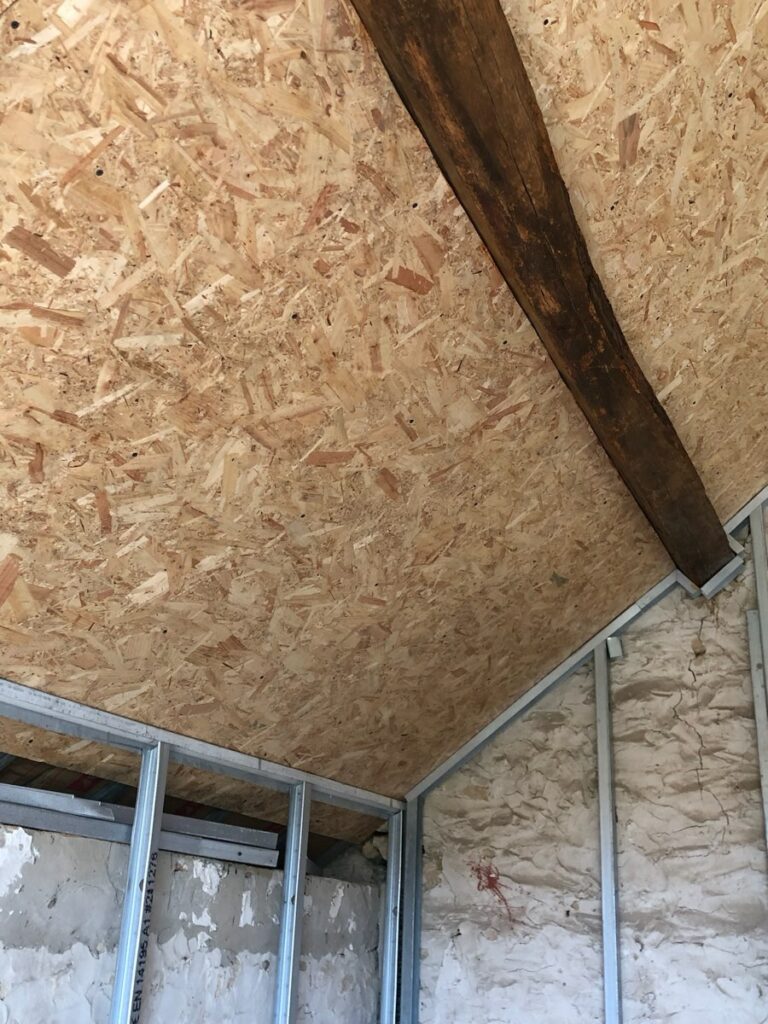 Ossature métallique et plafond des combles en cours de travaux