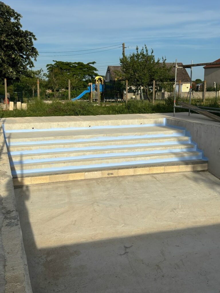 Piscine de 12 × 6 m à Malesherbes avant la pose de la pierre de Bali : bassin brut et escalier