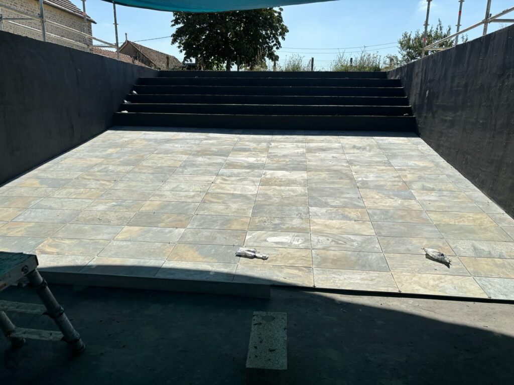 Fond de la piscine en pierre de Bali avant la pose des parois