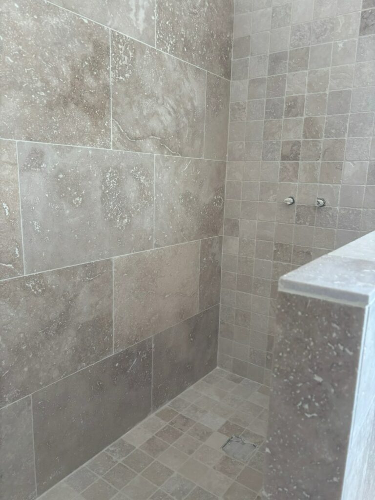Douche à l’italienne en travertin à Malesherbes