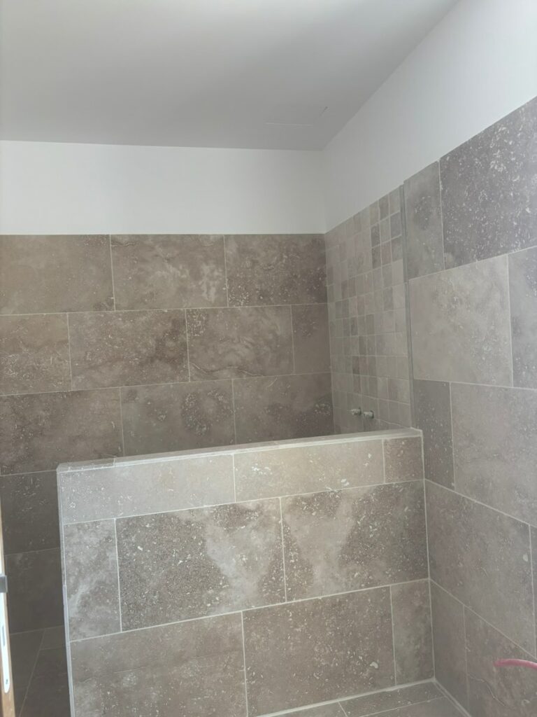 Douche à l’italienne avec muret en travertin